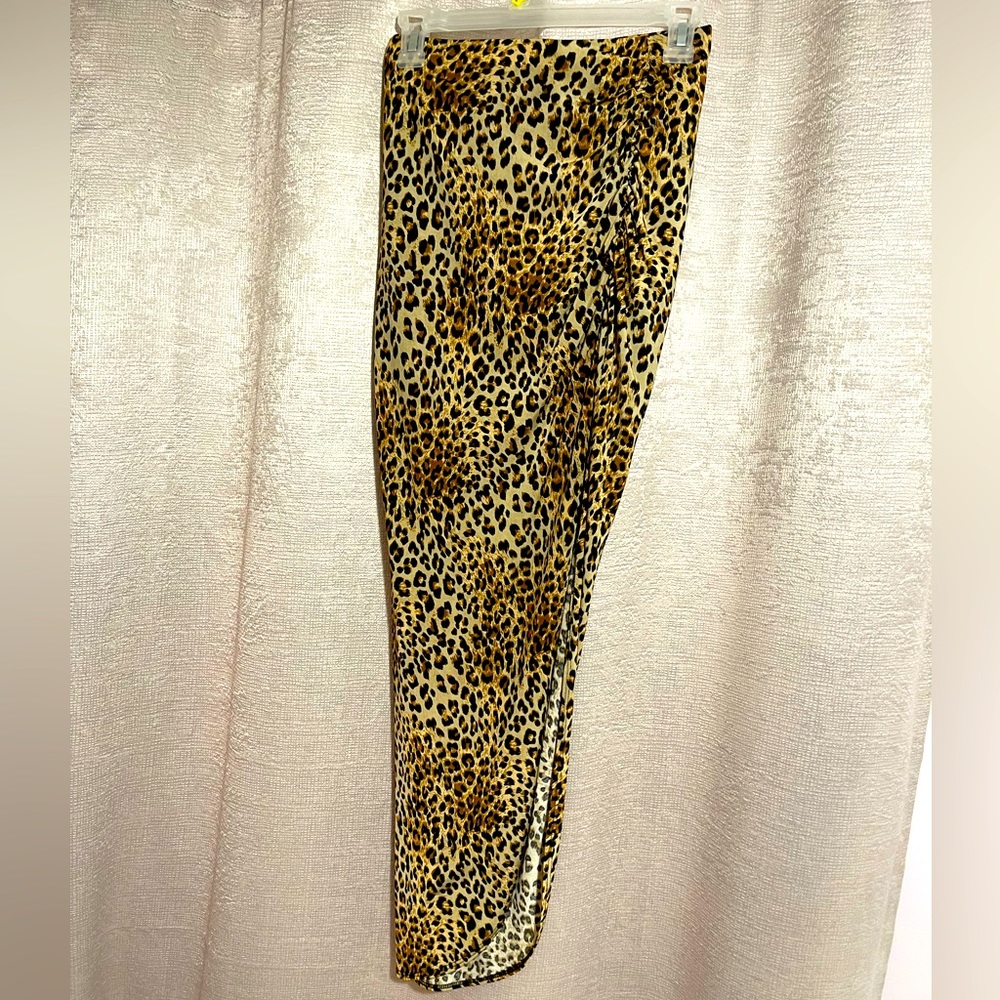 Leaopard print long skirt with slit